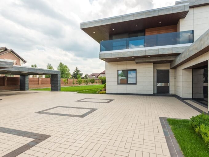 Residência Contemporânea de Alto Padrão com Arquitetura Moderna e Amplo Terreno
